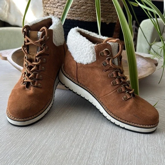 Sonoma Brown and White Lace Up Boots with Fluffy Lining - Picture 1 of 4